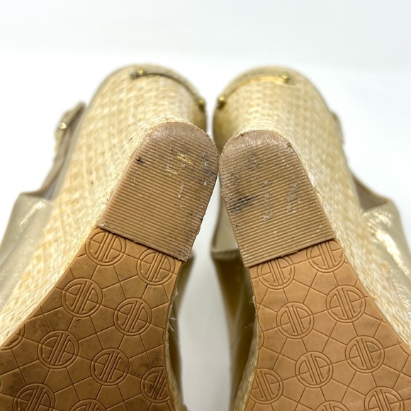Lilly Pulitzer Kristin Gold Leather Peep Toe Slingback Wedge Heel Sandals Sz 6.5 - Picture 9 of 10
